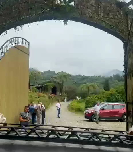 Arco de piedra cubierto de musgo a la entrada del Monasterio
