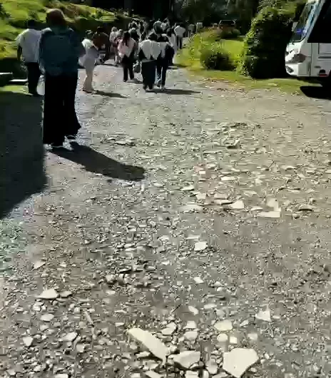 Grupo de peregrinos caminando por la vía hacia el Monasterio
