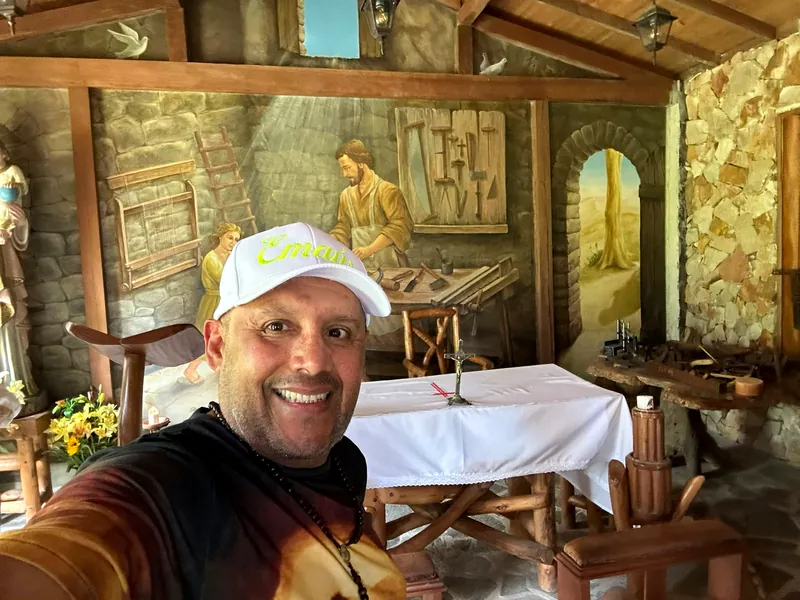 El taller de carpintería de San José dentro del Monasterio, con su mural y su banco de trabajo