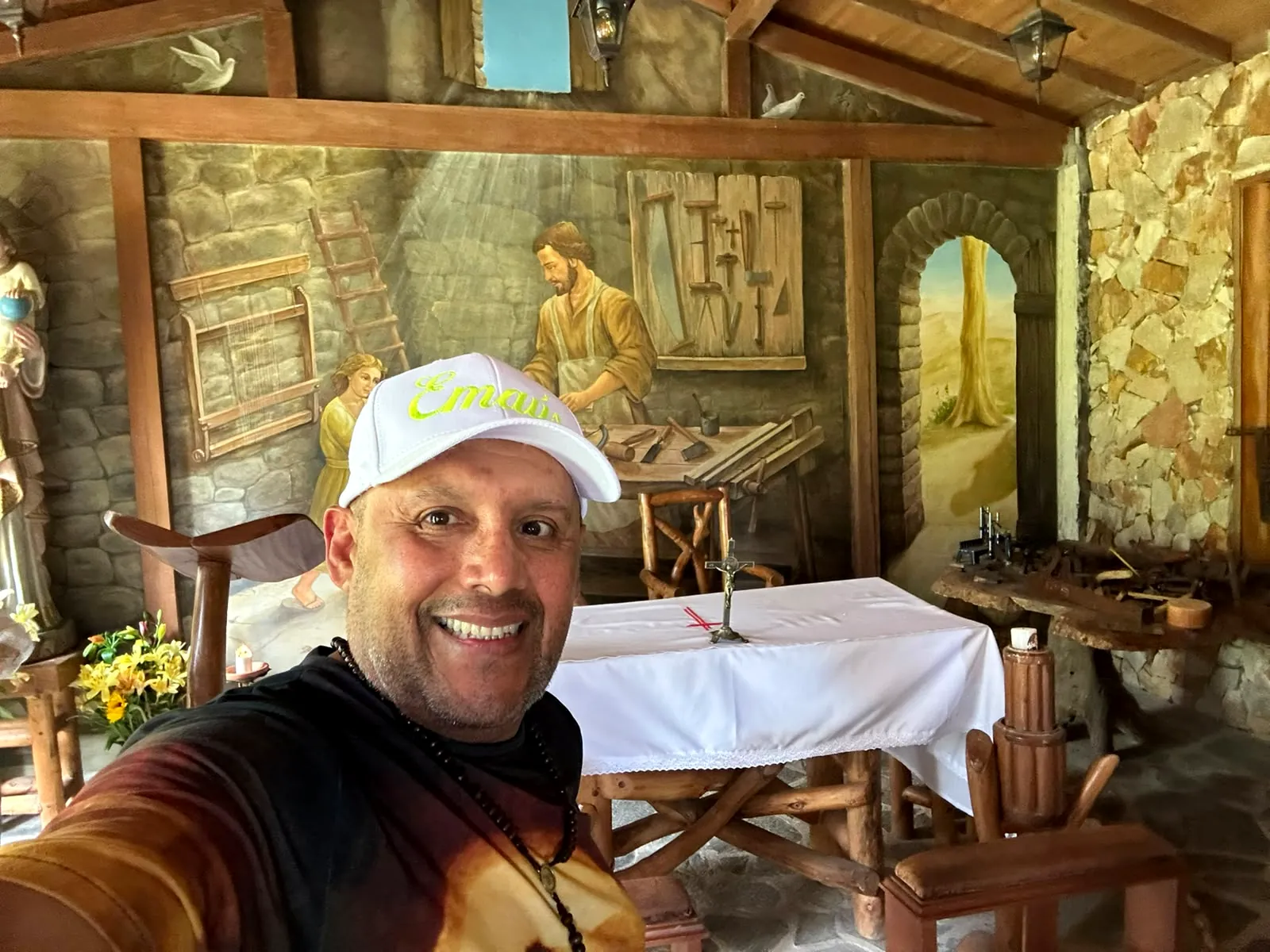 Interior de la carpintería de San José: mural del santo trabajando la madera, banco y herramientas