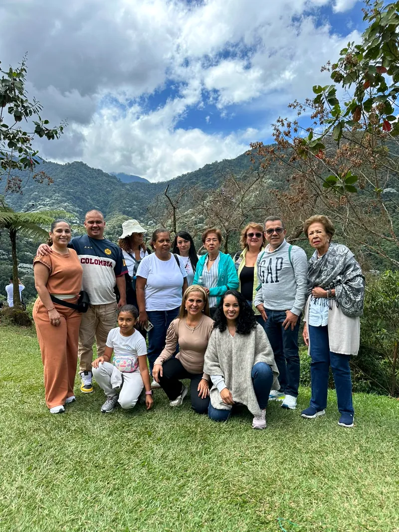 Grupo de peregrinos con las montañas de Santa Rosa de Cabal de fondo