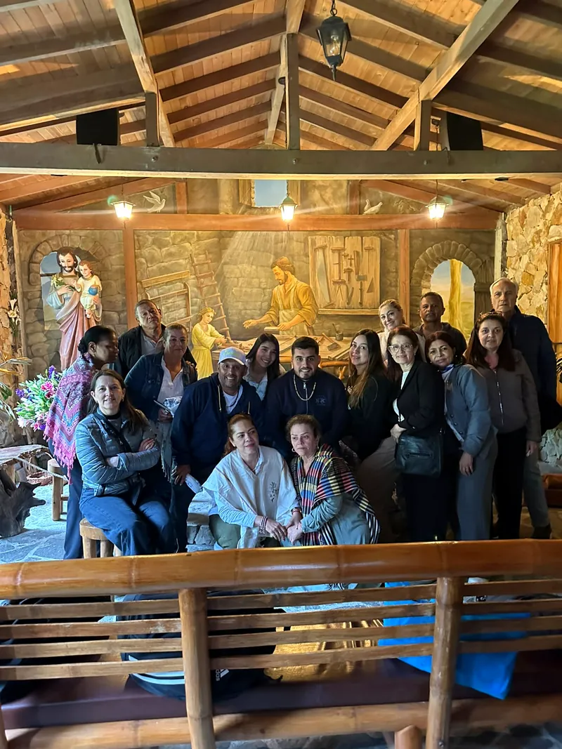 Peregrinos reunidos en la carpintería de San José