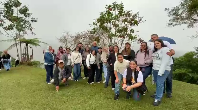 Foto de grupo en la colina